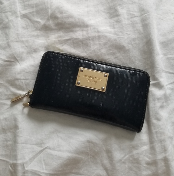Michael Kors wallet - Picture 1 of 3